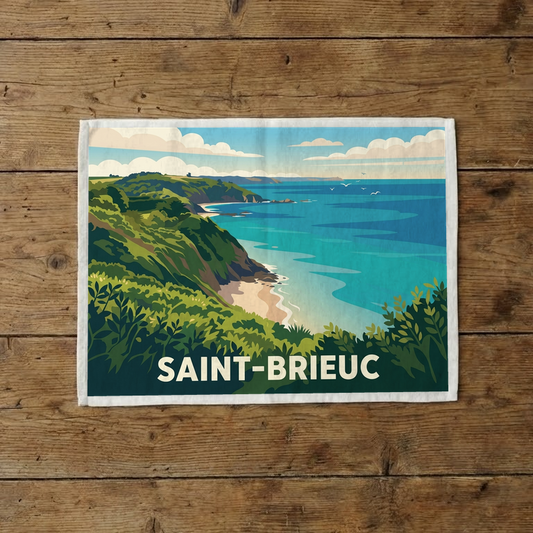 Torchon souvenir de la ville de Saint-Brieuc avec une illustration stylisée de son paysage côtier.
