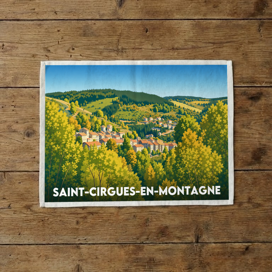 Torchon souvenir de Saint-Cirgues-en-Montagne avec une illustration stylisée du village niché dans les montagnes.