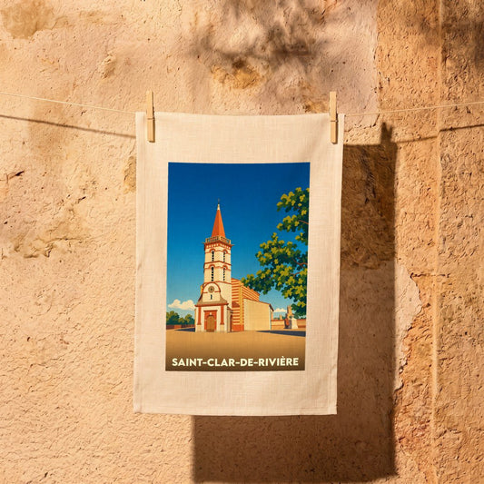 Torchon souvenir de la ville de Saint-Clar-de-Rivière avec une illustration stylisée de son église.