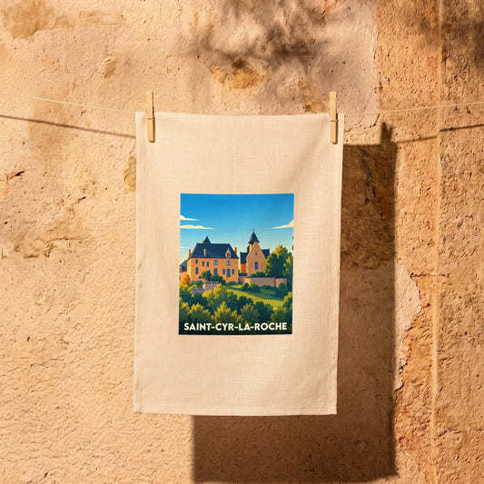 Torchon souvenir de la ville de Saint-Cyr-la-Roche avec une illustration stylisée de ses bâtiments historiques.