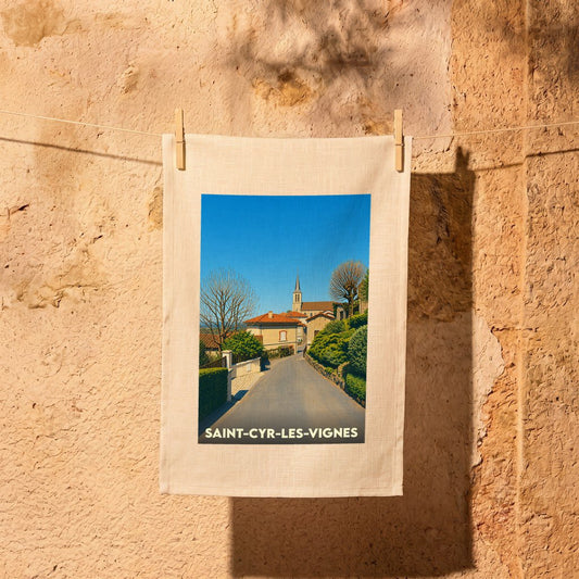 Torchon souvenir de la ville de Saint-Cyr-les-Vignes avec une illustration stylisée de son clocher et de ses ruelles.