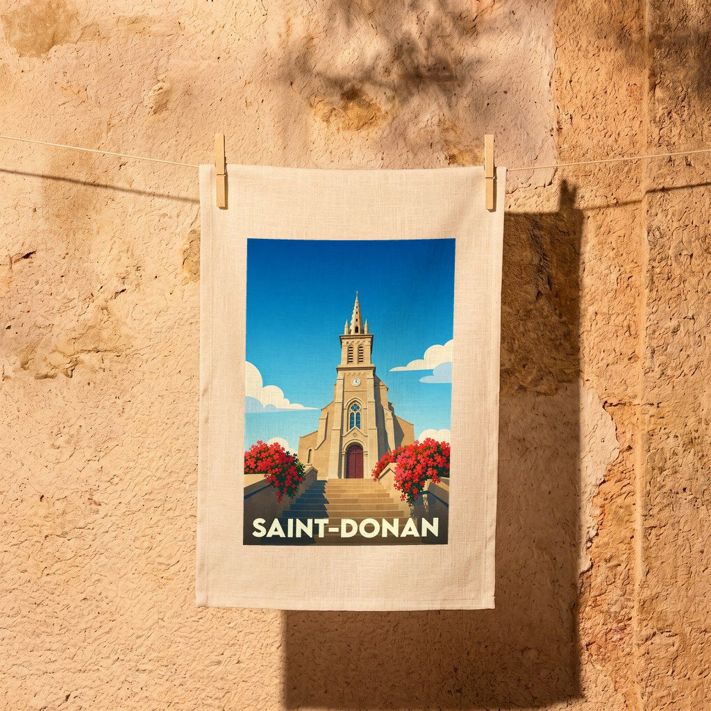 Torchon souvenir de la ville de Saint-Donan avec une illustration stylisée d'une église et de fleurs rouges.