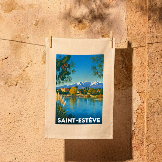 Torchon souvenir de la ville de Saint-Estève avec une illustration stylisée d'un paysage de lac et de montagnes.