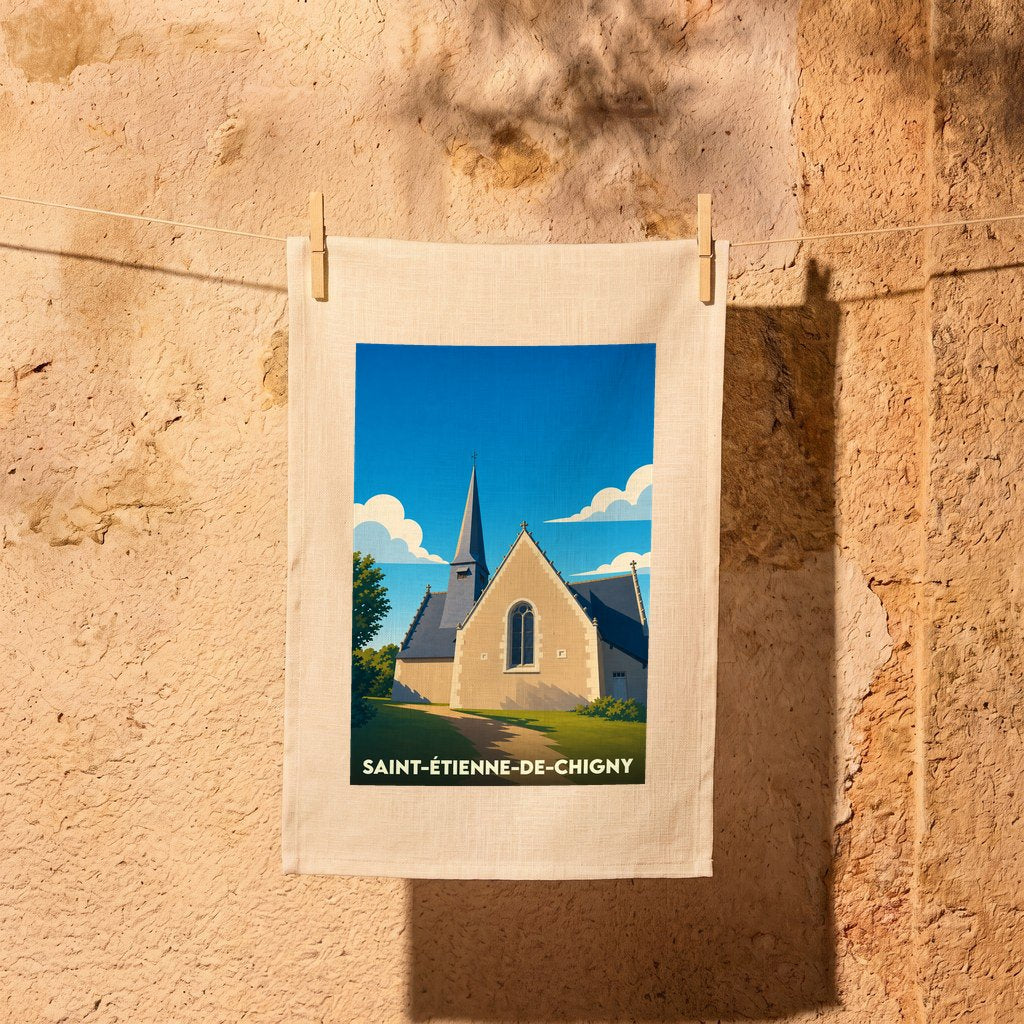 Torchon souvenir de Saint-Étienne-de-Chigny illustré par une église stylisée sous un ciel bleu.
