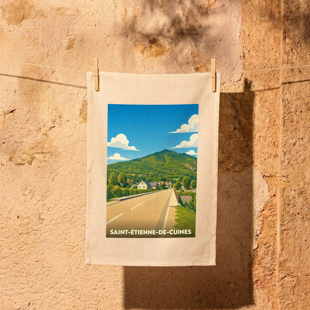 Torchon souvenir de la ville de Saint-Étienne-de-Cuines avec une illustration stylisée d'un paysage de montagne.