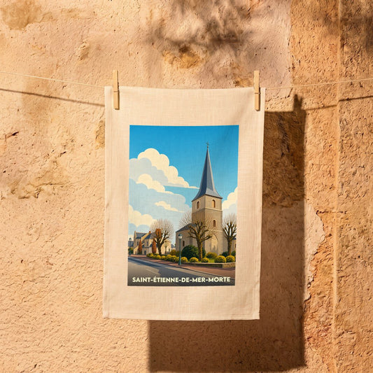 Torchon souvenir de la ville de Saint-Étienne-de-Mer-Morte avec une illustration stylisée de son église.