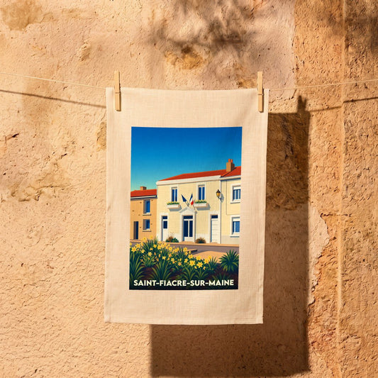 Torchon souvenir de la ville de Saint-Fiacre-sur-Maine avec une illustration stylisée d'un bâtiment typique.