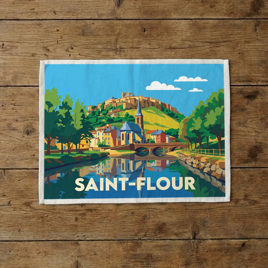 Torchon souvenir de la ville de Saint-Flour avec une illustration graphique et colorée.