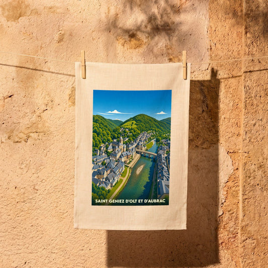 Torchon souvenir de la ville de Saint Geniez d'Olt et d'Aubrac avec une illustration stylisée.