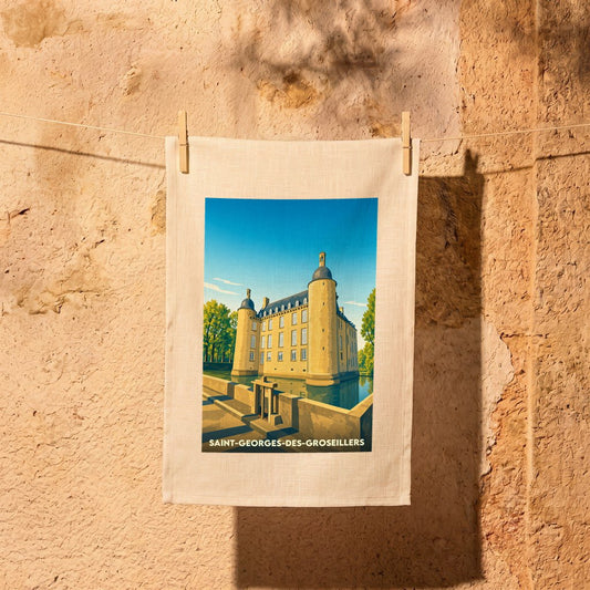 Torchon souvenir de Saint-Georges-des-Groseillers illustré d'un château entouré d'eau.