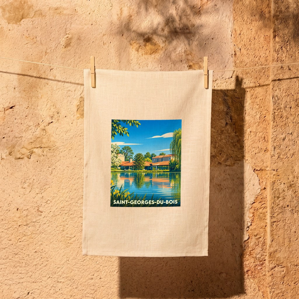 Torchon souvenir de la ville de Saint-Georges-du-Bois avec une illustration stylisée d'un paysage au bord de l'eau.