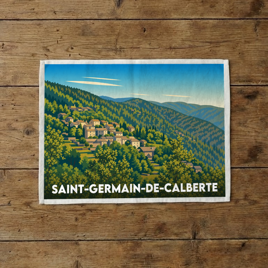 Torchon souvenir de la ville de Saint-Germain-de-Calberte avec une illustration stylisée d'un village de montagne.