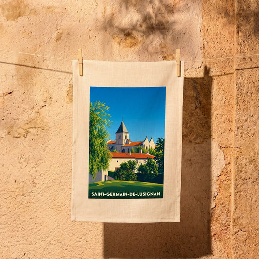 Torchon souvenir de Saint-Germain-de-Lusignan illustré d'une église pittoresque dans un style graphique épuré.