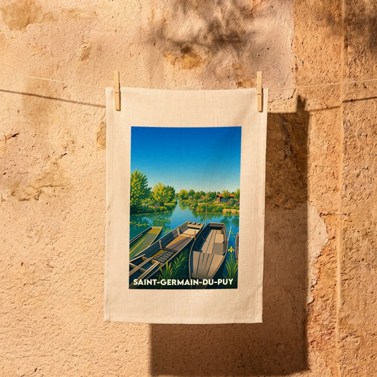 Torchon souvenir de la ville de Saint-Germain-du-Puy illustré par une scène de barques sur un canal.