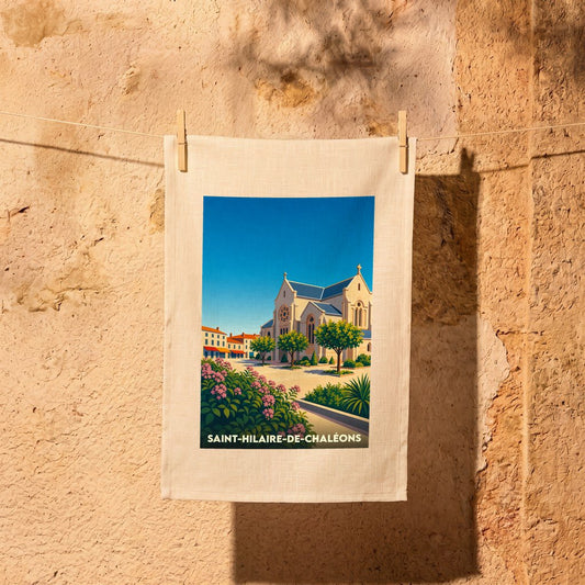 Torchon souvenir de la ville de Saint-Hilaire-de-Chaléons avec une illustration stylisée de son église.