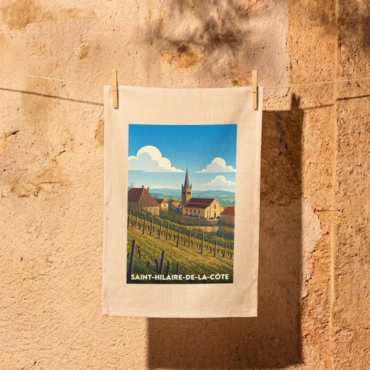 Torchon souvenir de la ville de Saint-Hilaire-de-la-Côte avec une illustration stylisée d'un paysage de vignobles et de son église.