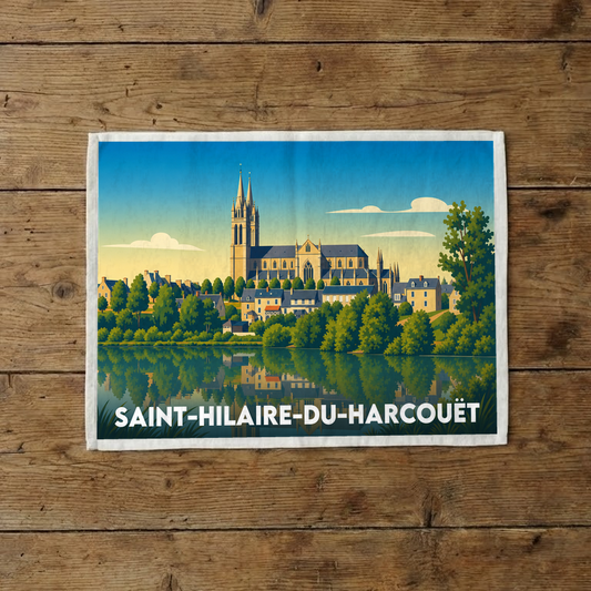 Torchon souvenir de la ville de Saint-Hilaire-du-Harcouët avec une illustration stylisée de son église et ses reflets sur l'eau.