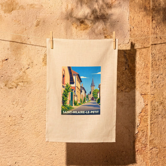 Torchon souvenir de la ville de Saint-Hilaire-le-Petit avec une illustration stylisée d'une rue menant à l'église.