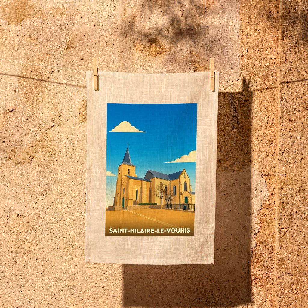 Torchon souvenir de la ville de Saint-Hilaire-le-Vouhis avec une illustration stylisée de son église.