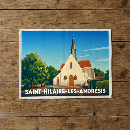 Torchon souvenir de la ville de Saint-Hilaire-les-Andrésis avec une illustration stylisée.