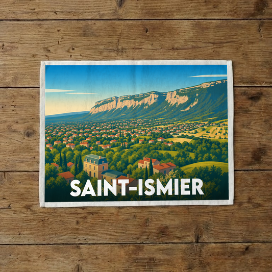 Torchon souvenir de la ville de Saint-Ismier avec une illustration stylisée d'un paysage montagneux et de son village.