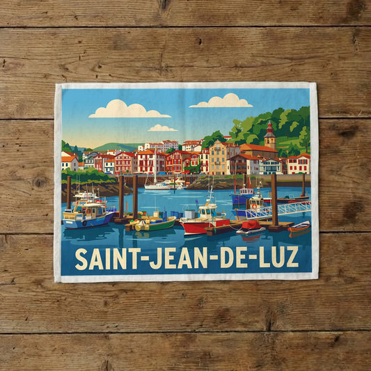 Torchon souvenir de la ville de Saint-Jean-de-Luz avec une illustration stylisée de son port de pêche.