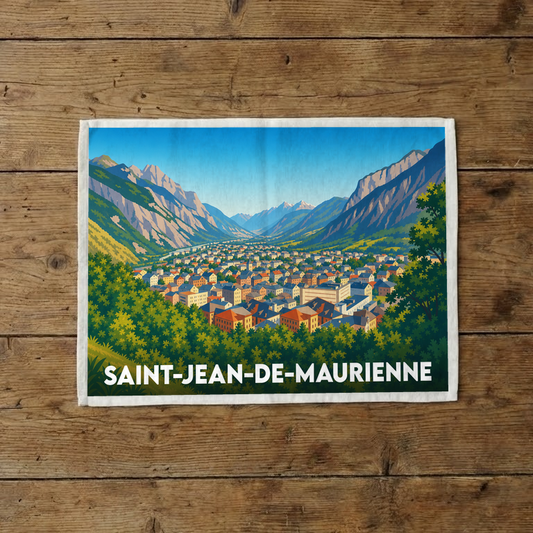 Torchon souvenir de la ville de Saint-Jean-de-Maurienne avec une illustration stylisée d'un panorama montagneux.