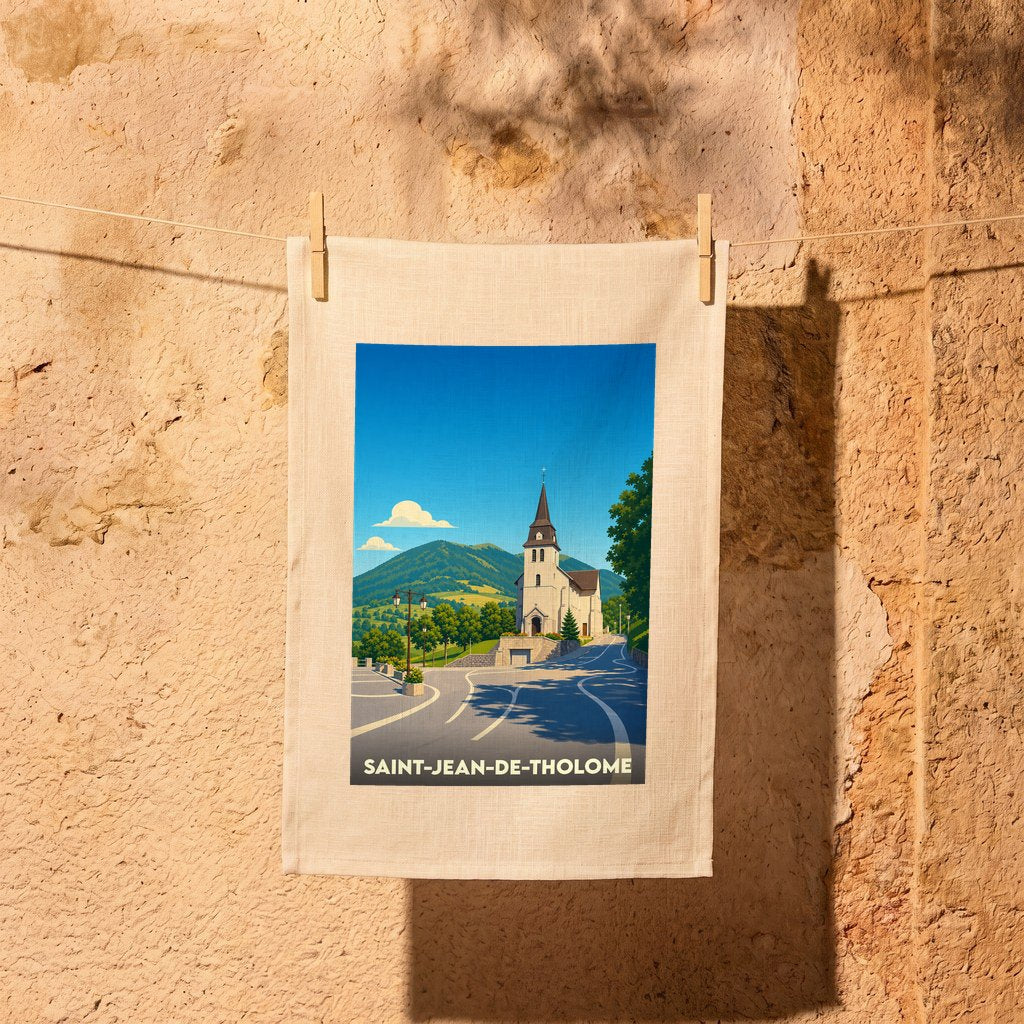 Torchon souvenir de la ville de Saint-Jean-de-Tholome illustré d'une église de montagne sous un ciel bleu.