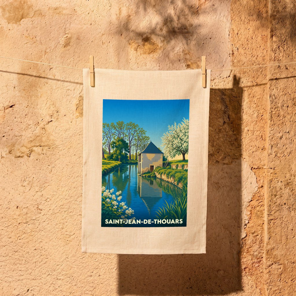 Torchon souvenir de la ville de Saint-Jean-de-Thouars avec une illustration stylisée d'un moulin au bord de l'eau.