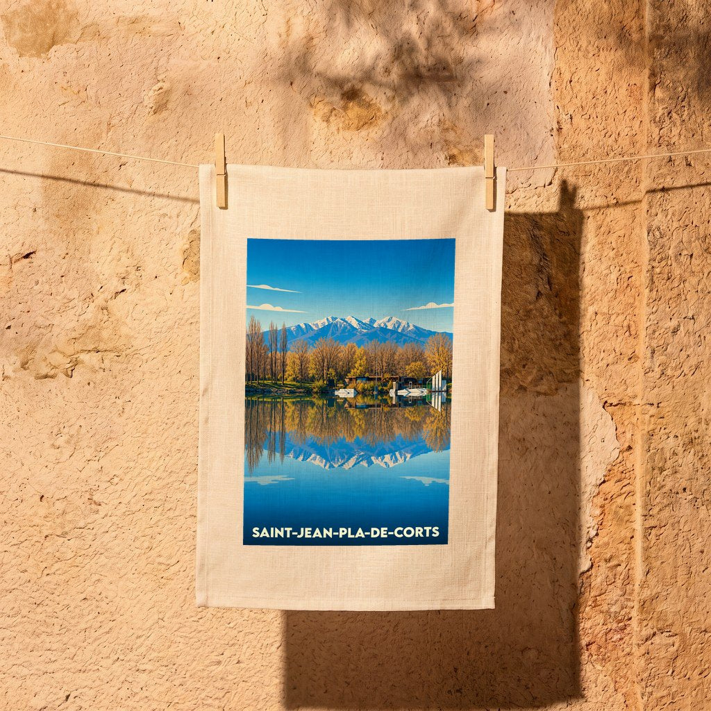 Torchon souvenir de Saint-Jean-Pla-de-Corts avec une illustration stylisée d'un lac et de montagnes.
