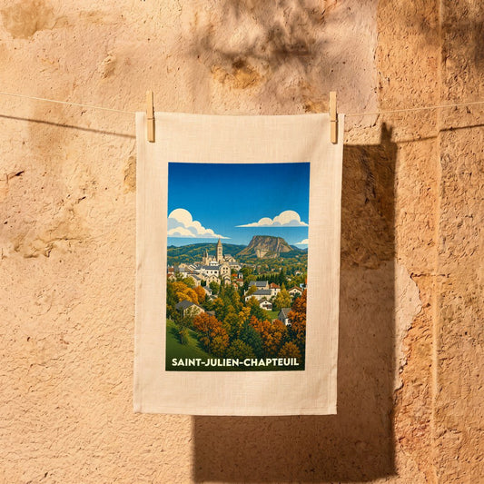 Torchon souvenir de la ville de Saint-Julien-Chapteuil avec une illustration stylisée de son paysage.
