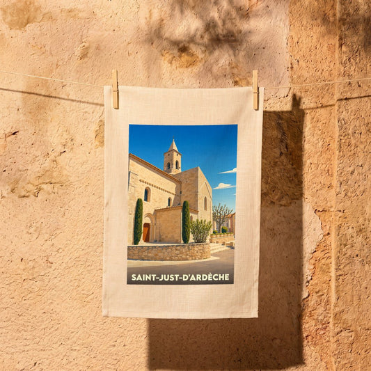 Torchon souvenir de Saint-Just-d’Ardèche orné d'une illustration stylisée de son église.