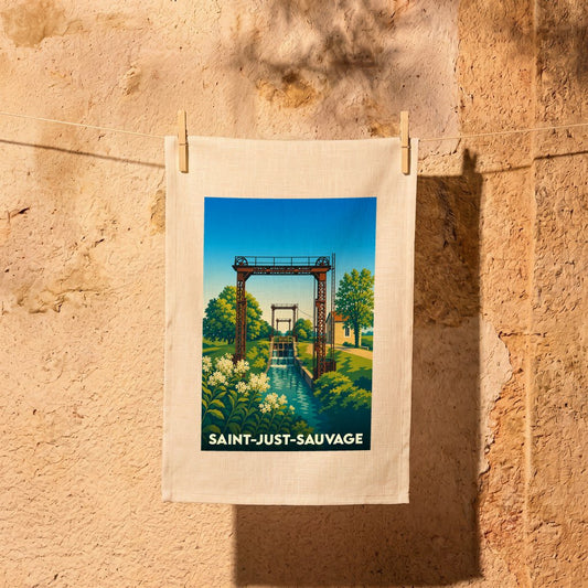 Torchon souvenir de la ville de Saint-Just-Sauvage orné d'une illustration stylisée de son canal.