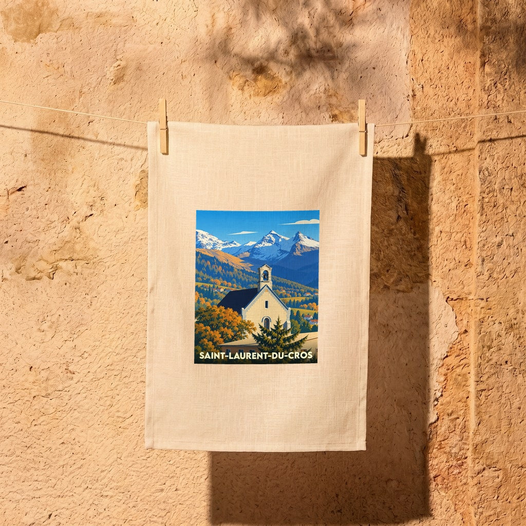 Torchon souvenir de la commune de Saint-Laurent-du-Cros avec une illustration stylisée d'une église devant des montagnes.