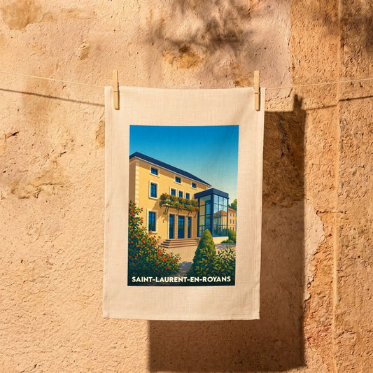 Torchon souvenir de la ville de Saint-Laurent-en-Royans avec une illustration stylisée d'un bâtiment provençal.