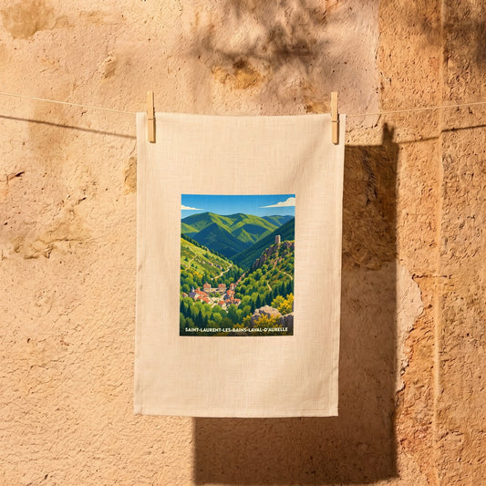Torchon souvenir de la ville de Saint-Laurent-les-Bains-Laval-d'Aurelle avec une illustration stylisée de sa vallée.