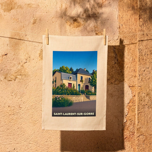 Torchon souvenir de Saint-Laurent-sur-Gorre avec une illustration stylisée d'une maison de ville fleurie.
