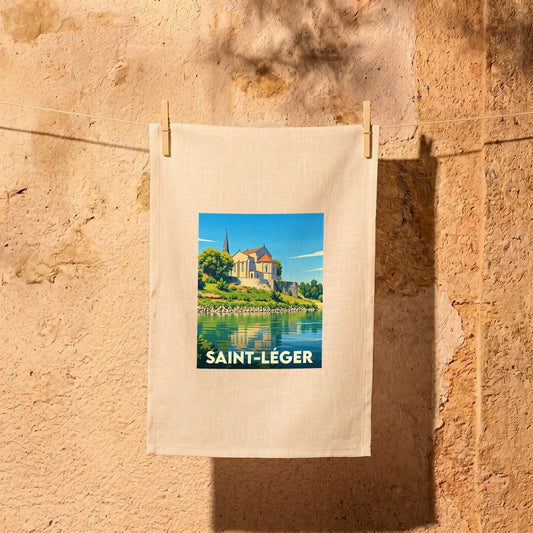 Torchon souvenir de la ville de Saint-Léger avec une illustration stylisée de son église au bord de l'eau.