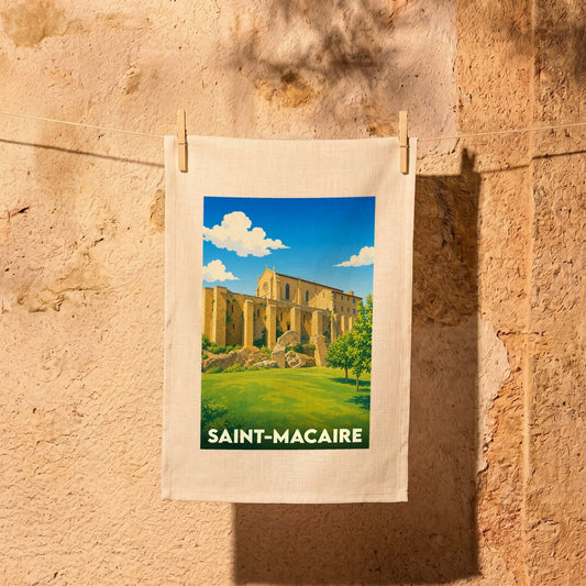 Torchon souvenir de la ville de Saint-Macaire avec une illustration stylisée de ses remparts.