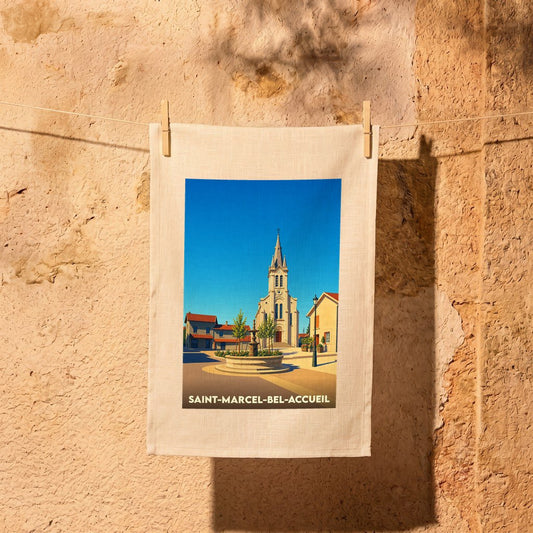 Torchon souvenir de la ville de Saint-Marcel-Bel-Accueil avec une illustration stylisée.