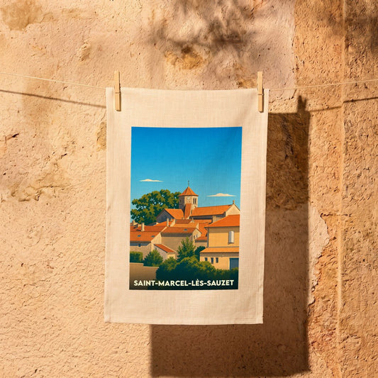 Torchon souvenir de la ville de Saint-Marcel-lès-Sauzet avec une illustration stylisée d'un village provençal.