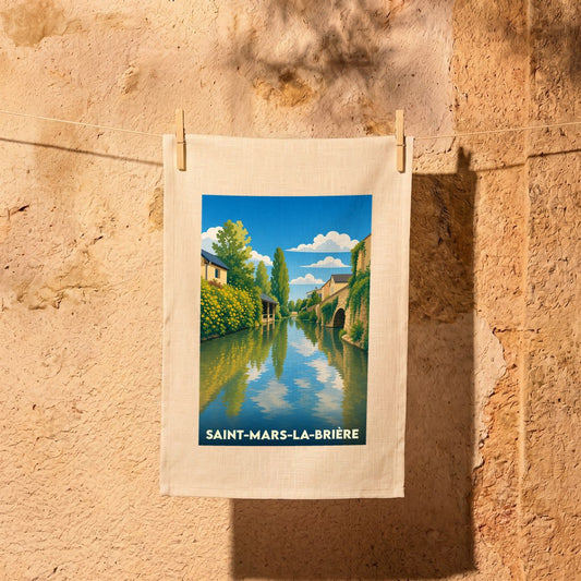 Torchon souvenir de la ville de Saint-Mars-la-Brière illustré d'un paysage de canal stylisé.