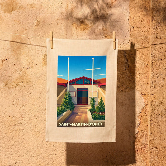 Torchon souvenir de Saint-Martin-d'Oney avec une illustration stylisée de sa mairie suspendu à un fil à linge.