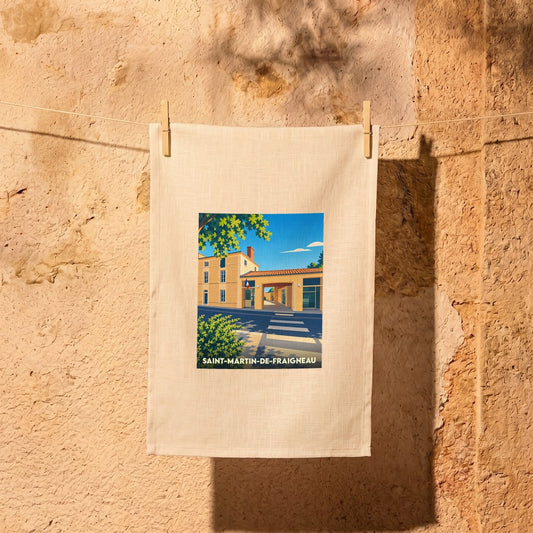 Torchon souvenir de la ville de Saint-Martin-de-Fraigneau avec une illustration stylisée.