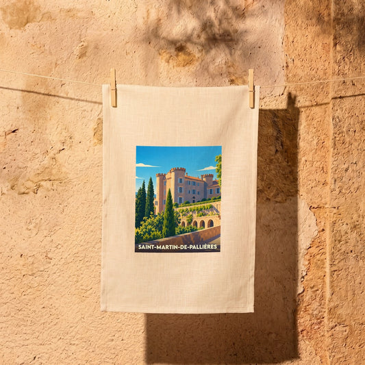 Torchon souvenir de la ville de Saint-Martin-de-Pallières illustré d'une vue stylisée du château sur un fond de tissu écru.