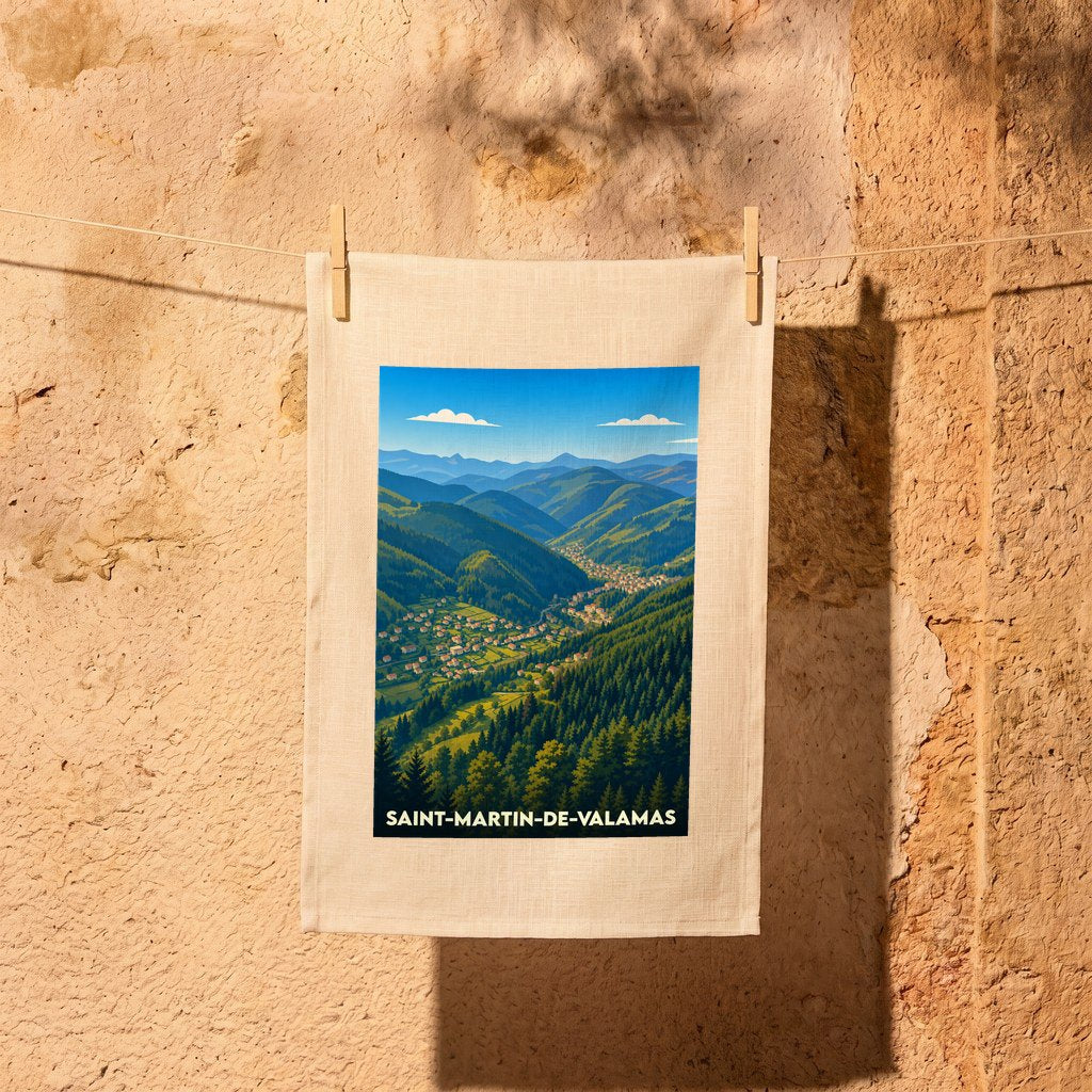 Torchon souvenir de la ville de Saint-Martin-de-Valamas avec une illustration stylisée d'un paysage montagneux.
