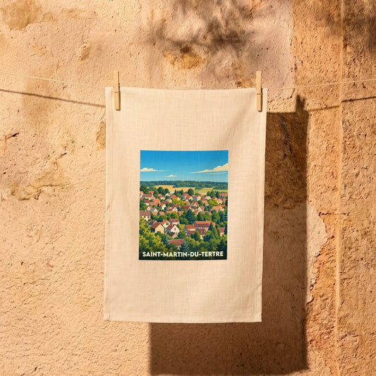 Torchon souvenir de la ville de Saint-Martin-du-Tertre avec une illustration stylisée d'un village niché dans la verdure.