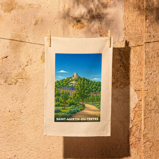 Torchon souvenir de la ville de Saint-Martin-du-Tertre avec une illustration stylisée d'un paysage de campagne dominé par un château.