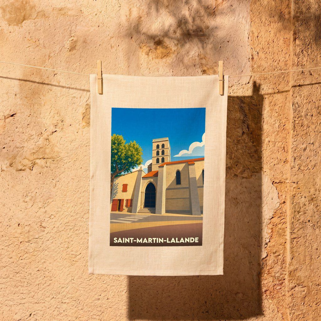 Torchon souvenir de la ville de Saint-Martin-Lalande avec une illustration stylisée de son église sous un ciel bleu.