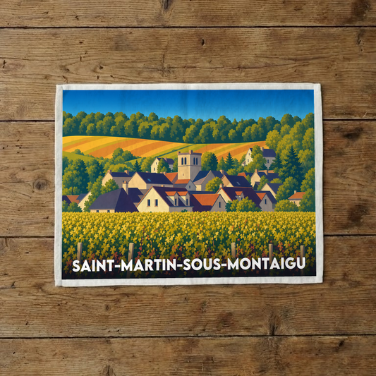 Torchon souvenir de la ville de Saint-Martin-sous-Montaigu avec une illustration stylisée du village et des vignobles.